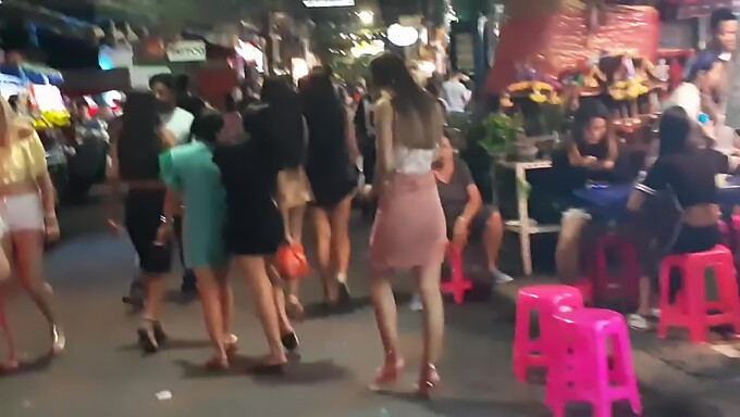 Explora las vistas seductoras de la compilación de Pattaya's Walking Street en tailandés